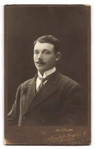 Fotografie Gustaf Angel, Upsala, Kungsgatan 53, Ansicht Uppsala, Front des Atelier mit Werbeaufschrift
