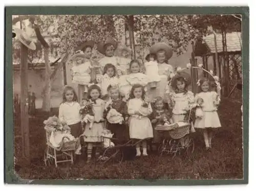 Fotografie unbekannter Fotograf und Ort, junge Mädchen mit ihren Puppen und Puppenwagen, Puppenmutti