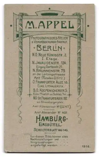 Fotografie M. Appel, Berlin, niedliches kleines Mädchen mit Teddybär und Stoffhund samt Maulkorb