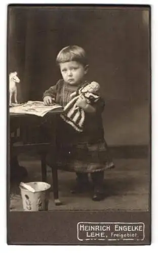 Fotografie Heinrich Engelke, Lehe, kleines Kind mit Puppe im Arm