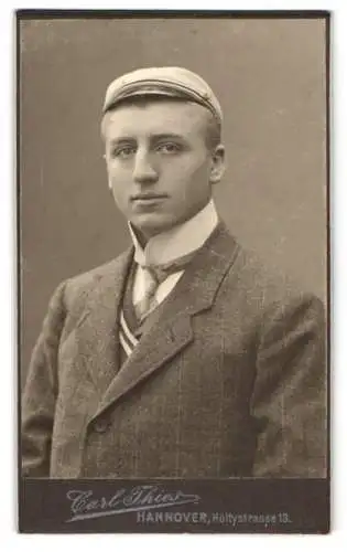 Fotografie Carl Thies, Hannover, Student Friedrich Weers im Anzug mit Couleur, 1910