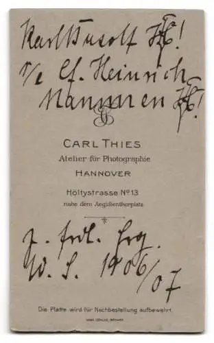 Fotografie Carl Thies, Hannover, Student Karl Rudolf im karierten Anzug mit Couleur, 1907