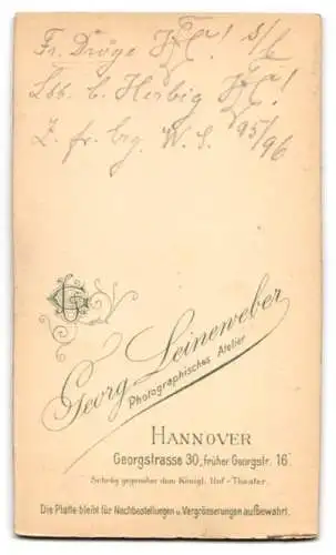 Fotografie Georg Leineweber, Hannover, Georgstr. 30, Student Fr. Dröge im Anzug mit Couleur, 1896