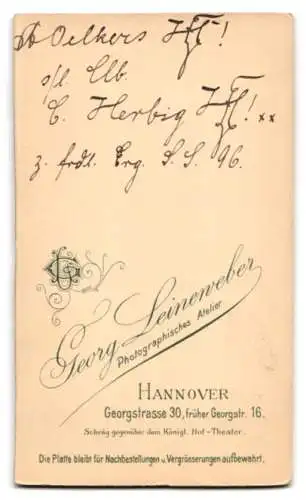 Fotografie Georg Leineweber, Hannover, junger Student Oelkers im Anzug mit Schirmmütze samt Couleur, 1896
