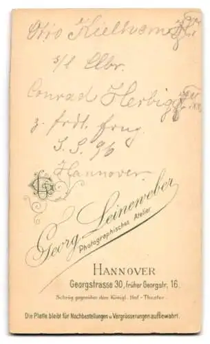 Fotografie Georg Leineweber, Hannover, Student Otto Kielhorn im Anzug mit Couleur, 1896