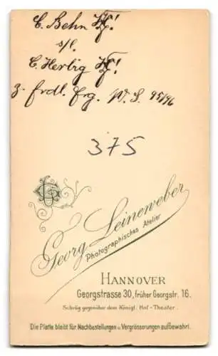 Fotografie Georg Leineweber, Hannover, Student C. Behm im Anzug mit Schirmmütze und Couleur, 1896
