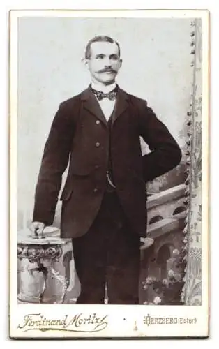 Fotografie Ferdinand Moritz, Herzberg / Elster, schöne Naturlandschaft im Jugendstil, Monogramm des Fotografen