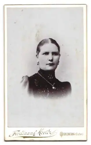 Fotografie Ferdinand Moritz, Herzberg / Elster, Monogramm des Fotografen, Landschaft Ansicht im Jugendstil
