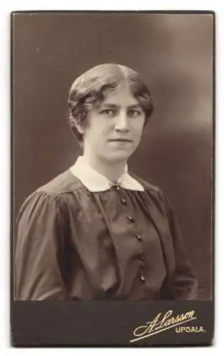 Fotografie A. Larsson, Upsala, Waksalagatan 15, Monogramm des Fotografen über Anschrift des Atelier