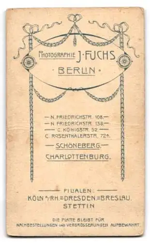 Fotografie J. Fuchs, Berlin, kleines Kind im Keid mit Stoff Schaaf auf Rollbrett