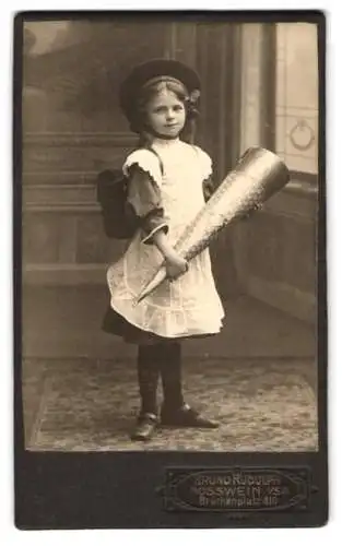 Fotografie Bruno Rudolph, Rosswein i. S., niedliches kleines Mädchen zum ersten Schultag mit Zuckertüte und Ranzen