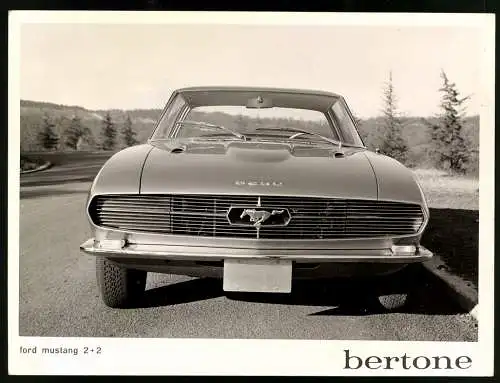 Fotografie Auto Ford Mustang 2 + 2, Sportwagen im Bertone Design mit pneumatischen Scheinwerfer-Klappen