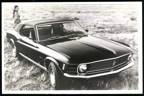 Fotografie Auto Ford Mustang Hardtop Coupe, Muscle Car & hübsche Brünette