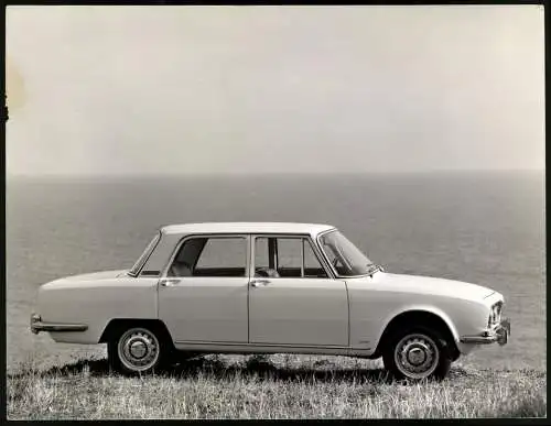 Fotografie Auto Alfa Romeo 2000 Berlina, Limousine an der Küste