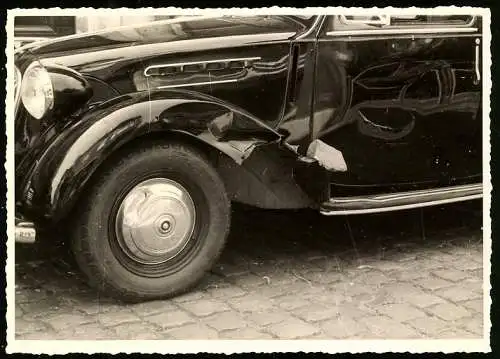 Fotografie Auto Simca, schwarzer PKW mit Unfallschaden