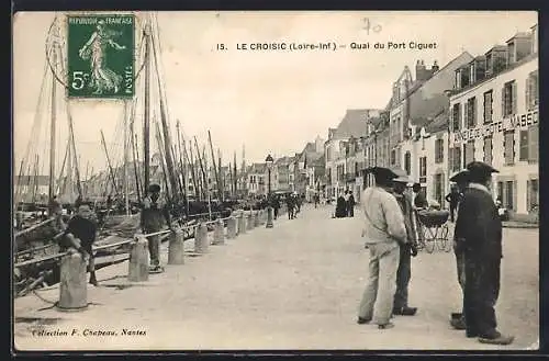 AK Le Croisic, Quai du Port Ciguet avec des bateaux et des passants