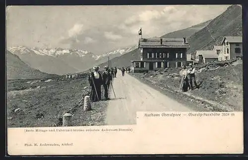 AK Tujetsch, Oberalp-Passhöhe, Besucher vor dem Kurhotel Oberalpsee