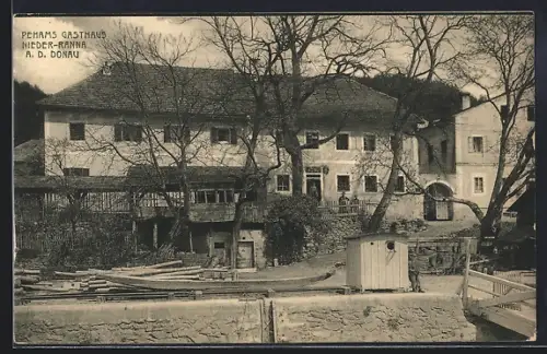 AK Hofkirchen im Mühlkreis, Nieder-Ranna a. d. Donau, Pehams Gasthaus mit Werft und Brücke, vom Ufer gesehen