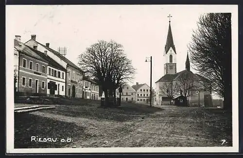 AK Riedau, Ansicht von Marktplatz und Kirche
