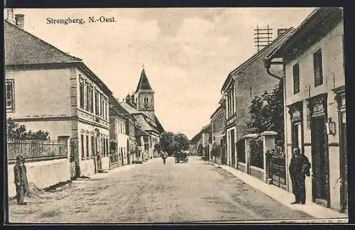 AK Strengberg /N.-Oest., Strassenpartie mit Blick zum Kirchturm