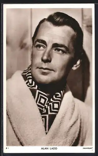 AK Schauspieler Alan Ladd mit Schal