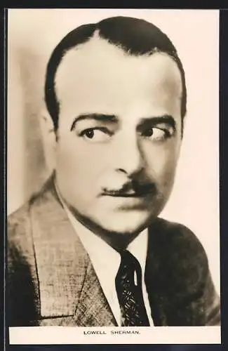 AK Schauspieler Lowell Sherman Portrait im Anzug