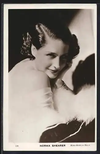 AK Schauspielerin Norma Shearer mit schulterfreiem Kleid