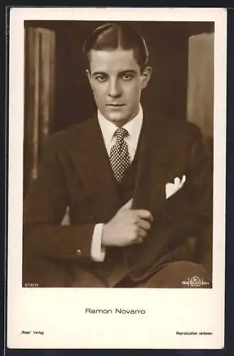 AK Schauspieler Ramon Novarro im Anzug mit Krawatte