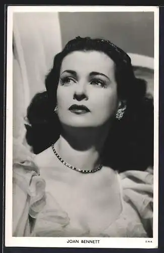 AK Schauspielerin Joan Bennett mit Rüschenkleid