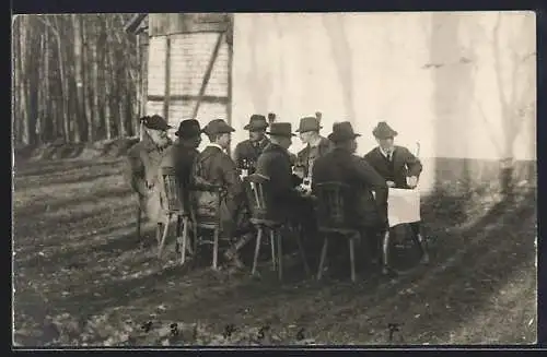 Foto-AK König Ludwig III. samt Gefolge beim Biertrinken im Garten