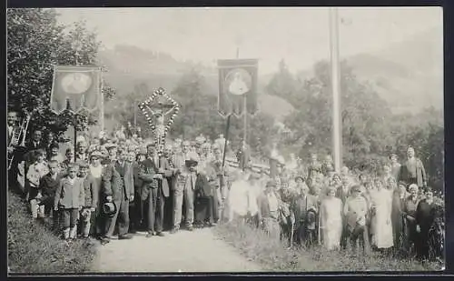 Foto-AK St. Oswald bei Freistadt, Die Anwohner bei der religiösen Prozession, 1932