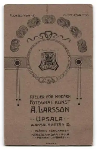 Fotografie A. Larsson, Uppsala, Waksalagatan 15, Hochzeitspaar mit Blumenstrauss