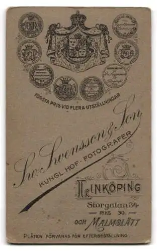 Fotografie Sw. Svensson & Son, Linköping, Storgatan 34, Hochzeitspaar in eleganter Pose