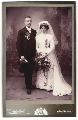 Fotografie Mitschala, Mähr. Neustadt, Brautpaar im Hochzeitskleid und im Anzug mit Zylinder