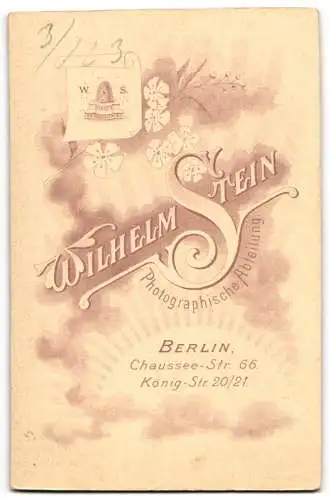 Fotografie Wilhelm Stein, Berlin, Chaussee-Str. 66, hübsche junge Schneiderinnen mit Massband und Schere