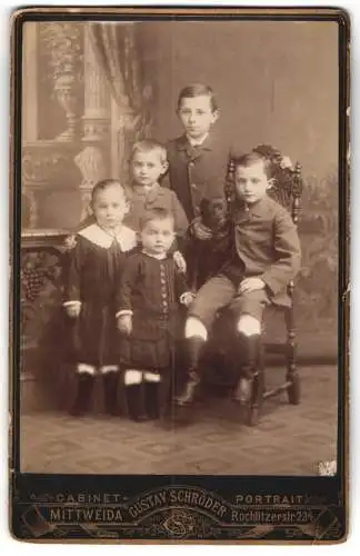 Fotografie Gustav Schröder, Mittweida, Rochlitzerstr. 234, Knaben & Mädchen mit Hund in ihrer Mitte, Schosshund