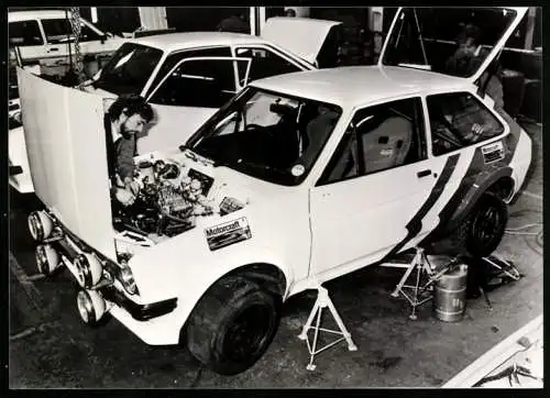 Fotografie Auto Ford Fiesta, Rallye Rennwagen in einer Werkstatt