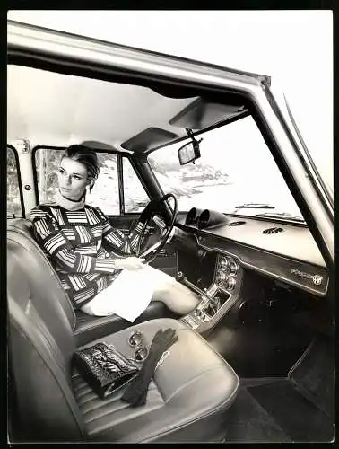Fotografie Auto Alfa Romeo 1750 Berlina, hübsche junge Frau sitzt am Steuer, Werkfoto