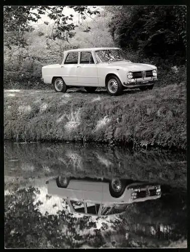Fotografie Auto Alfa Romeo Giulia 1300S, Limousine spiegelt sich im Wasser, Werkfoto