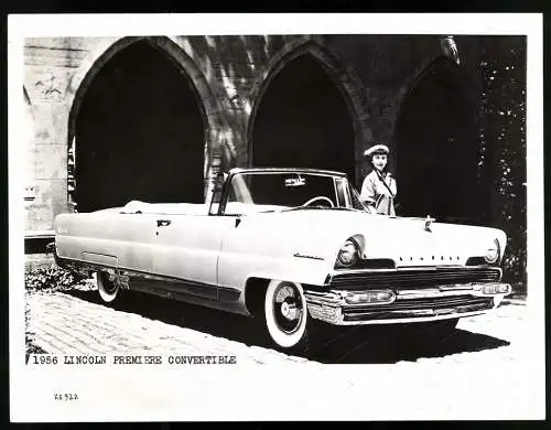 Fotografie Auto Lincoln Premiere Convertible 1956, US-Car, Cabrio und hübsche junge Frau