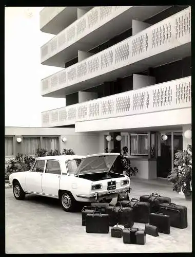 Fotografie Auto Alfa Romeo 1750 Berlina, Limousine und Gepäck, Werkfoto