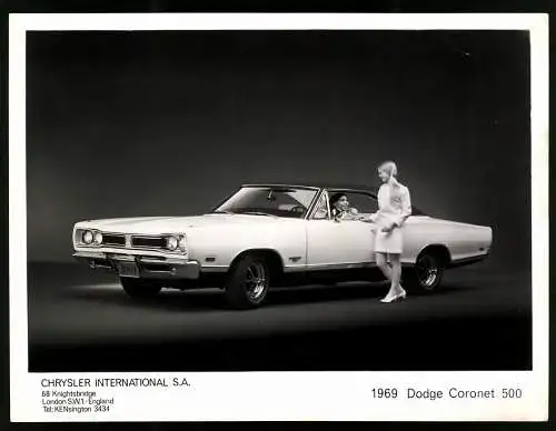 Fotografie Auto Dodge Coronet 500, US-Car, hübsche junge Frauen nebst PKW, Werkfoto