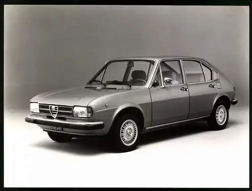 Fotografie Auto Alfa Romeo, Steilheck-Limousine, Werkfoto