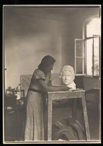 Fotografie unbekannter Fotograf und Ort, Frau als Bildhauerin modeliert eine Büste im Atelier