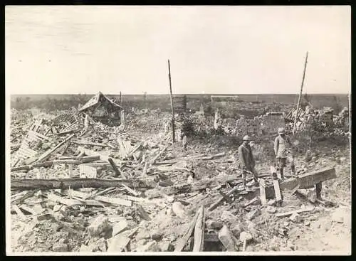 Fotografie unbekannter Fotograf und Ort, französische Soldaten in den Kriegstrümmern