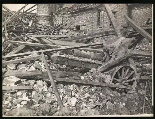 Fotografie Weltkriegszerstörung, Haubitze zwischen Trümmern vor Backsteingebäude
