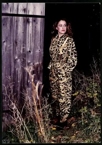 Fotografie Fotomodell, trägt einen Einteiler / Onesie mit Leopardenmuster, Grossformat 20 x 29cm