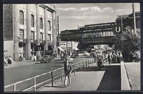 AK Berlin, Passanten am Bahnhof Friedrichstrasse