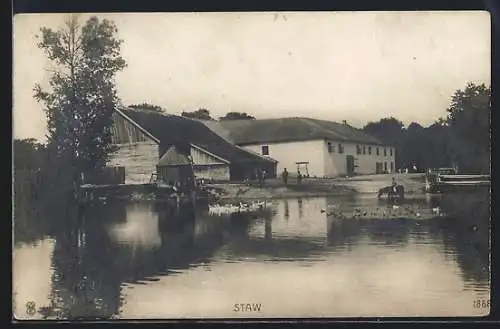 AK Staw, Blick auf das Gehöft am Wasser