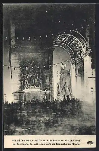 AK Paris, Siegesparade / Fete de la Victoire 1919, Le Cenotaphe, la nuit, sous l`Arc de Triomphe de l`Etoile